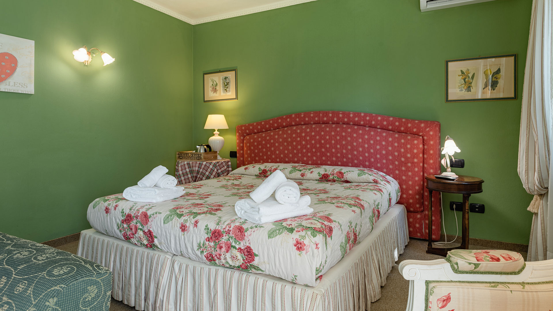 villa-guinigi-living-room-1